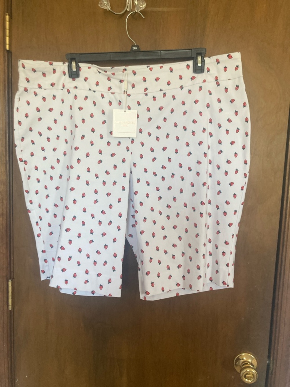Zac & Rachel Pull on short White with strawberry print short casual summer 24W - Picture 13 of 17